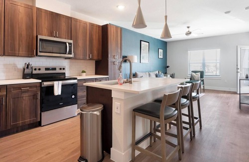 Seguin Apartment | Landing | Chic 1BD, Gym, Pool