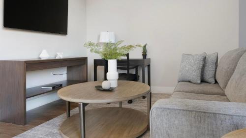Oakwood Apartment | Landing Chic 1BD Gym Pool