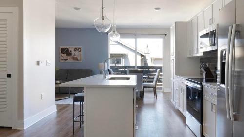 Oakwood Apartment | Landing Chic 1BD Gym Pool