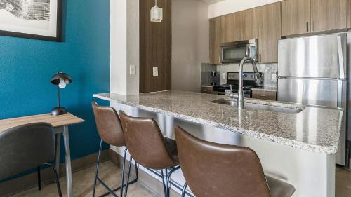 Memorial Apartment | Landing Chic 1BD Gym