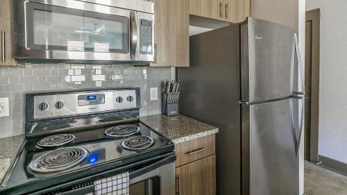 Memorial Apartment | Landing Chic 1BD Gym