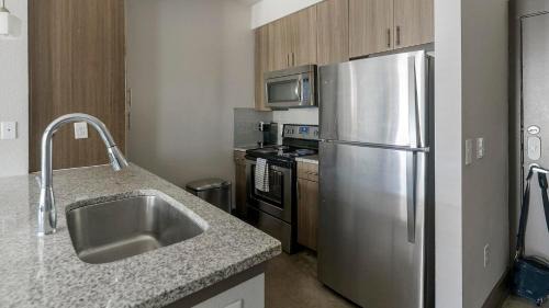 Memorial Apartment | Landing Chic 1BD Gym