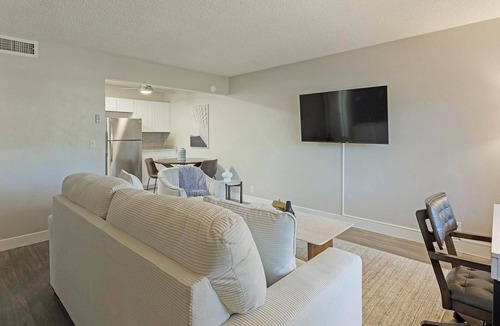 Rancho Oakey Apartment | Landing | Chic 1BD, Gym