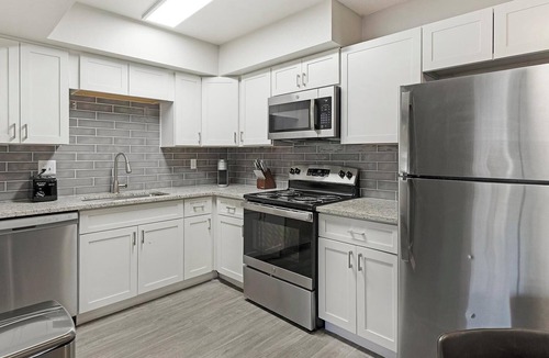Rancho Oakey Apartment | Landing | Chic 1BD, Gym