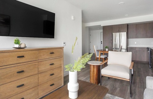 Crown Hill Apartment | Landing | Chic 1BD, Gym