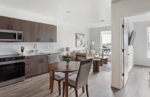 Crown Hill Apartment | Landing | Chic 1BD, Gym