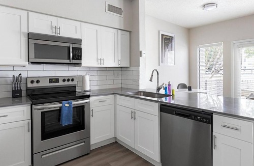Fort Worth Apartment | Landing | Chic 1BD, Pool, Courtyard