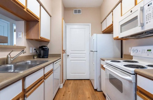 Fort Worth Apartment | Landing | Chic 1BD, Pool, Gym