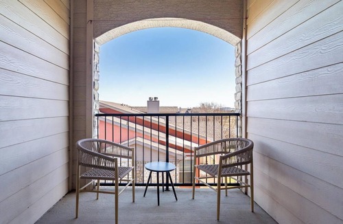 Fort Worth Apartment | Landing | Chic 1BD, Pool, Gym