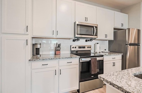 San Marcos Apartment | Landing | Chic 1BD, Pool, Gym