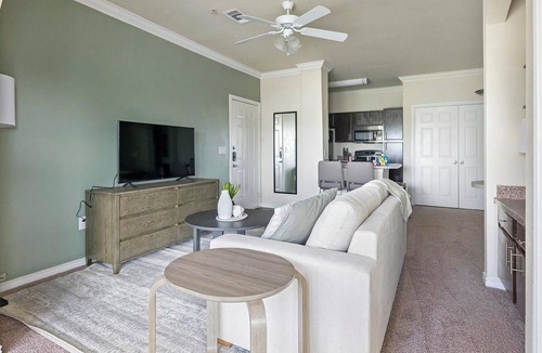 Richmond Apartment | Landing | Chic 1BD, Pool, Gym