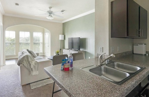 Richmond Apartment | Landing | Chic 1BD, Pool, Gym