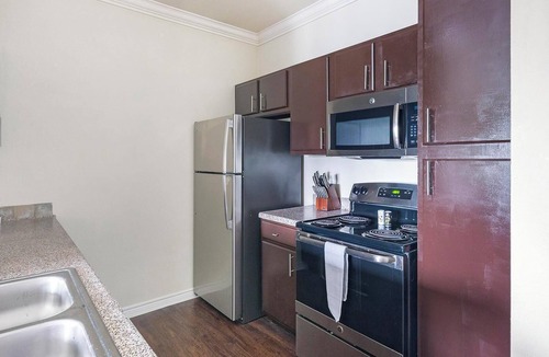 Richmond Apartment | Landing | Chic 1BD, Pool, Gym