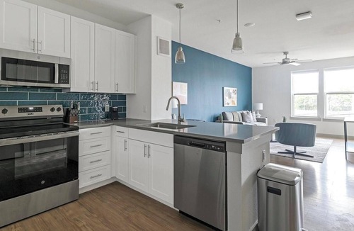 MLK Apartment | Landing | Chic 1BD, Rooftop Lounge, Gym