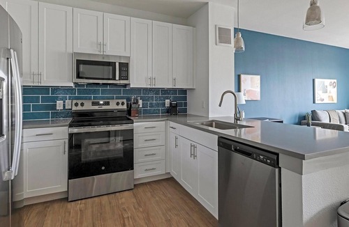 MLK Apartment | Landing | Chic 1BD, Rooftop Lounge, Gym