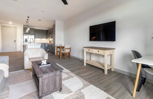 MLK Apartment | Landing | Chic 1BD, Rooftop Lounge, Gym