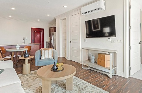 Overland Park Apartment | Landing | Chic 1BD, Gym, Pool