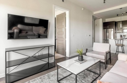 Woodland Heights Apartment | Landing | Chic 1BD, Yoga Studio, Gym