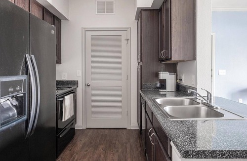 Northeast Houston Apartment | Landing | Chic 2BD, Clubhouse, Game Room