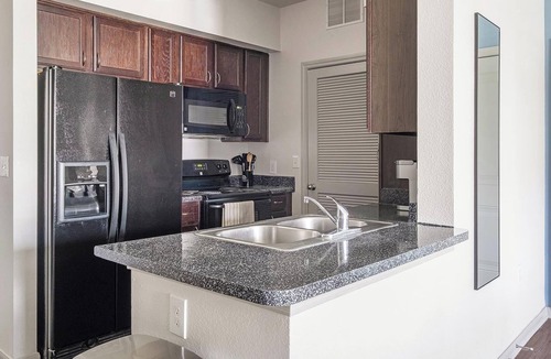 Northeast Houston Apartment | Landing | Chic 2BD, Clubhouse, Game Room