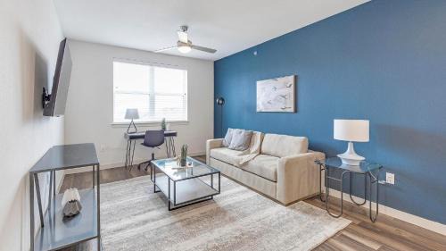 Fate Apartment | Landing Chic 2BD Clubhouse Pool