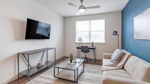 Fate Apartment | Landing Chic 2BD Clubhouse Pool