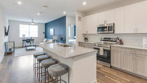 Fate Apartment | Landing Chic 2BD Clubhouse Pool