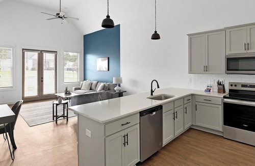 Athens Apartment | Landing | Chic 2BD, Gym, Clubhouse