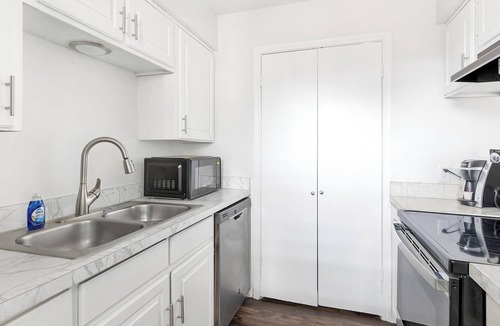 Denton Apartment | Landing | Chic 2BD, Gym, Courtyard