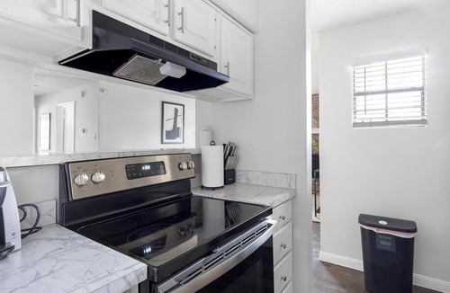 Denton Apartment | Landing | Chic 2BD, Gym, Courtyard