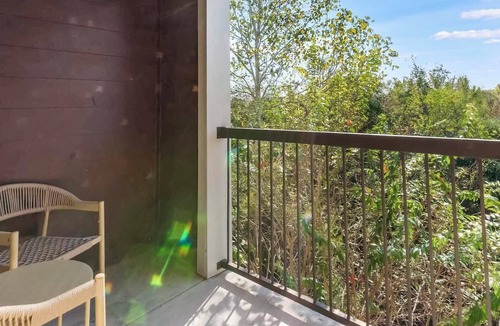 George Bush Park/Eldridge Apartment | Landing | Chic 2BD, Gym, Pool