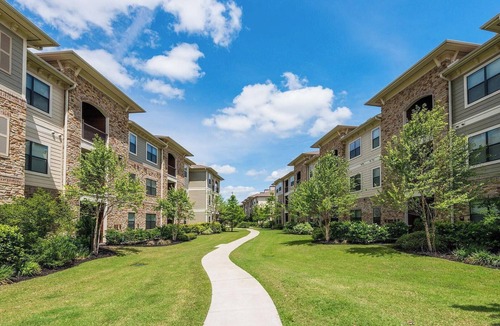 George Bush Park/Eldridge Apartment | Landing | Chic 2BD, Gym, Pool