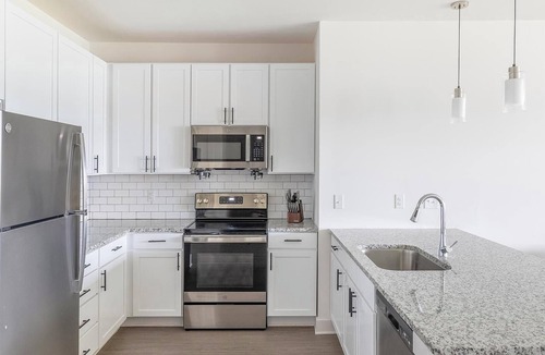 Athens Apartment | Landing | Chic 2BD, Gym, Pool