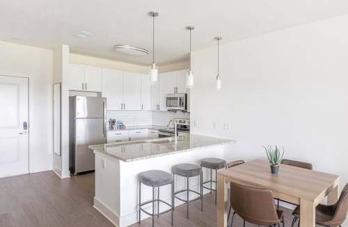 Athens Apartment | Landing | Chic 2BD, Gym, Pool