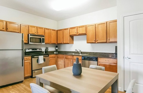 Sweetbriar Apartment | Landing | Chic 2BD, Gym, Pool