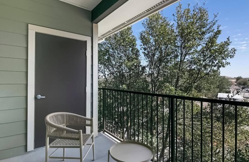 Sweetbriar Apartment | Landing | Chic 2BD, Gym, Pool
