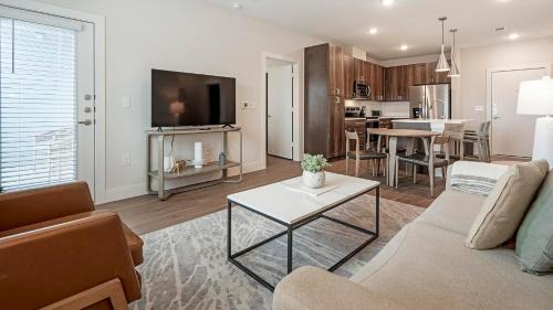 Seguin Apartment | Landing Chic 2BD Gym Pool