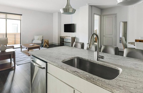 Houston Apartment | Landing | Chic 2BD, Gym, Tennis Court