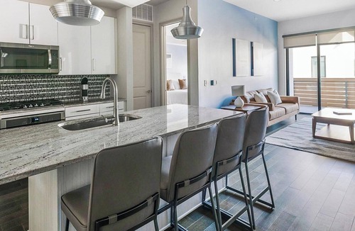 Houston Apartment | Landing | Chic 2BD, Gym, Tennis Court