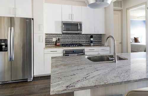 Houston Apartment | Landing | Chic 2BD, Gym, Tennis Court