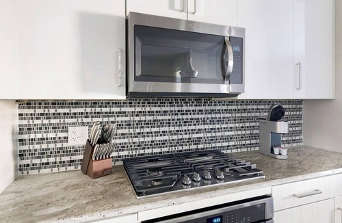Houston Apartment | Landing | Chic 2BD, Gym, Tennis Court