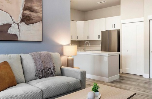 College View Apartment | Landing | Chic 2BD in Harvey Park South