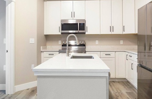 College View Apartment | Landing | Chic 2BD in Harvey Park South