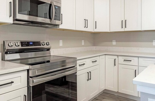 College View Apartment | Landing | Chic 2BD in Harvey Park South