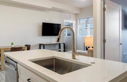 College View Apartment | Landing | Chic 2BD in Harvey Park South