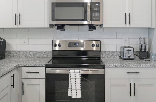 Fort Myers Apartment | Landing | Chic 2BD, Pool, Gym