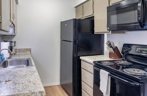 South Tulsa Apartment | Landing | Chic 2BD, Pool, Clubhouse