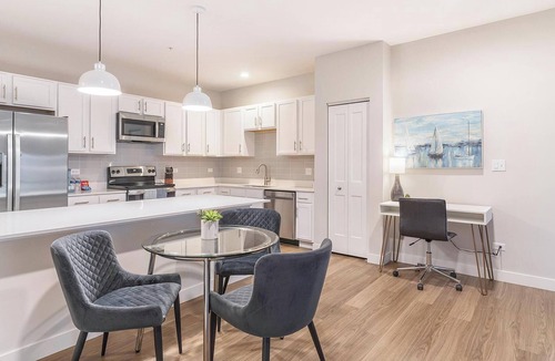 Willow Springs Apartment | Landing | Chic 2BD, Pool, Gym