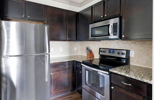 George Bush Park/Eldridge Apartment | Landing | Chic 2BD, Pool, Gym