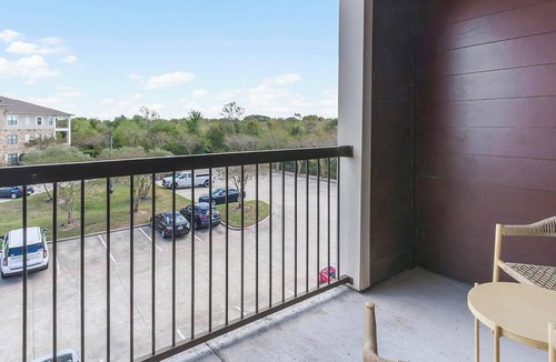 George Bush Park/Eldridge Apartment | Landing | Chic 2BD, Pool, Gym